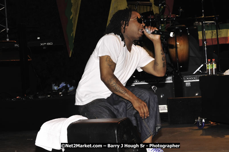 T - Pain @ Reggae Sumfest 2008 International Night 2, Catherine Hall, Montego Bay - Saturday, July 19, 2008 - Reggae Sumfest 2008 July 13 - July 19, 2008 - Photographs by Net2Market.com - Barry J. Hough Sr. Photojournalist/Photograper - Photographs taken with a Nikon D300 - Negril Travel Guide, Negril Jamaica WI - http://www.negriltravelguide.com - info@negriltravelguide.com...!